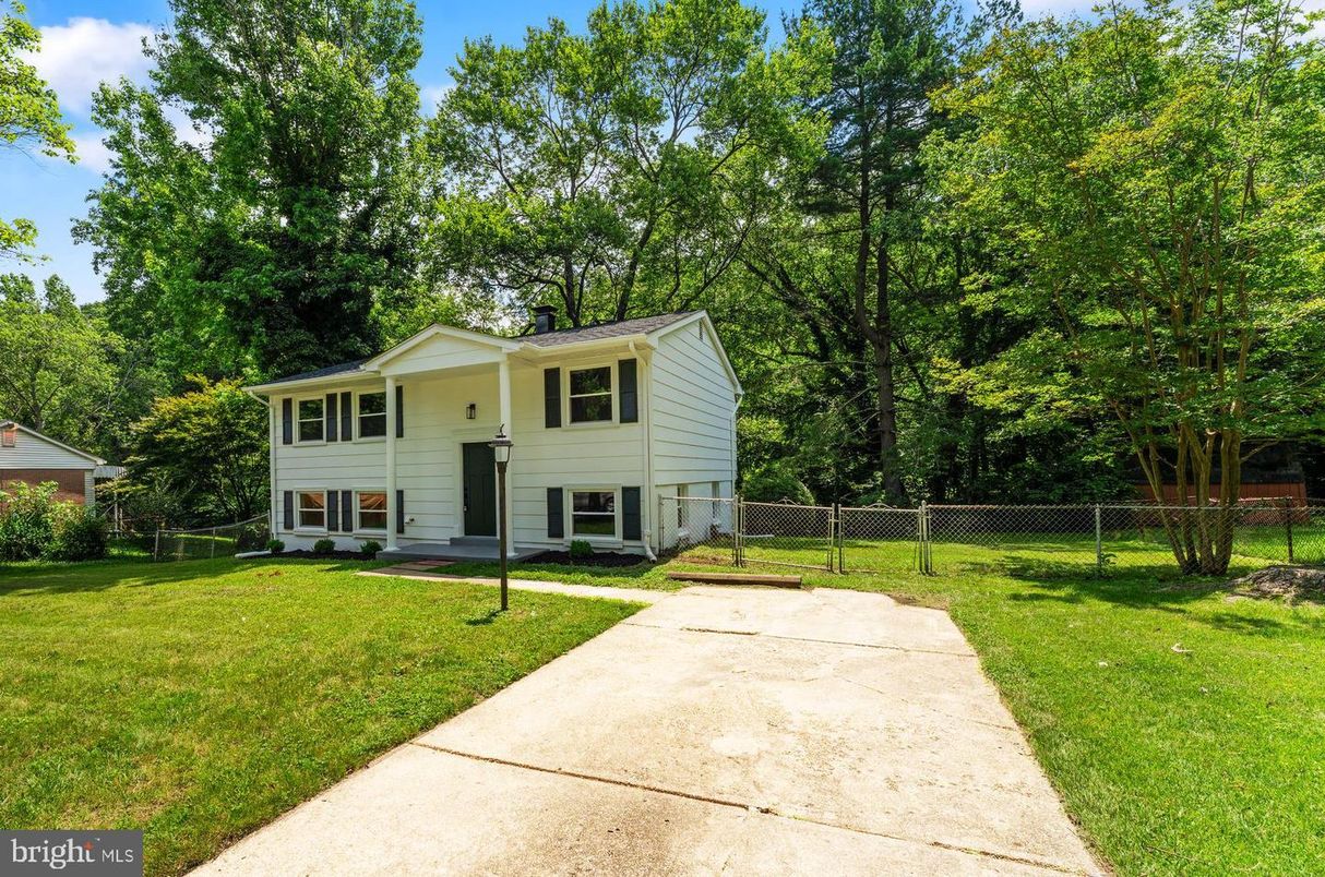 Backyard, Exterior, Facade, Raised Ranch