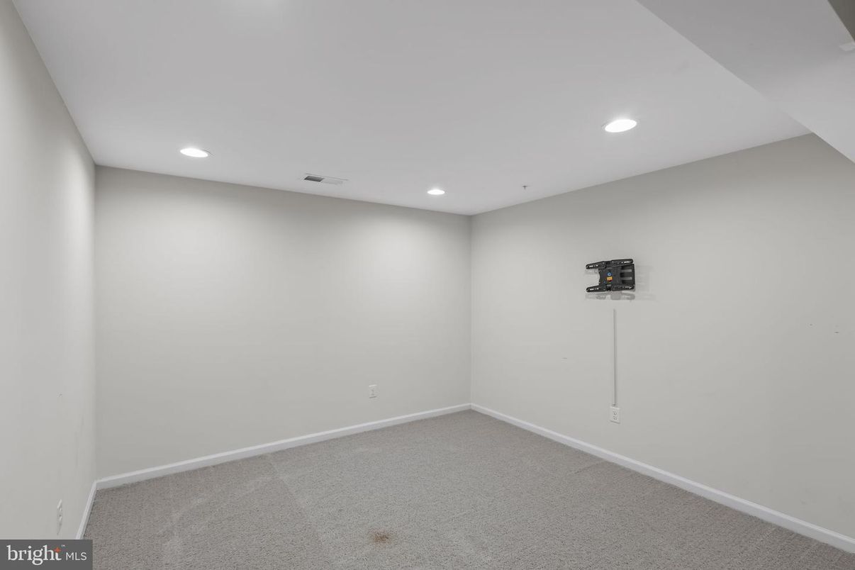 Empty room, Interior, Recessed Lighting