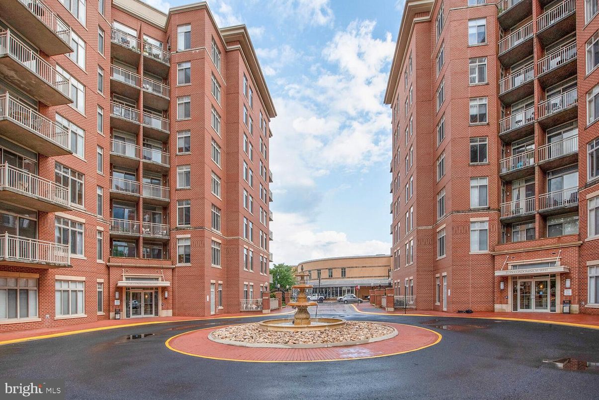 Exterior, Facade, Condo Building
