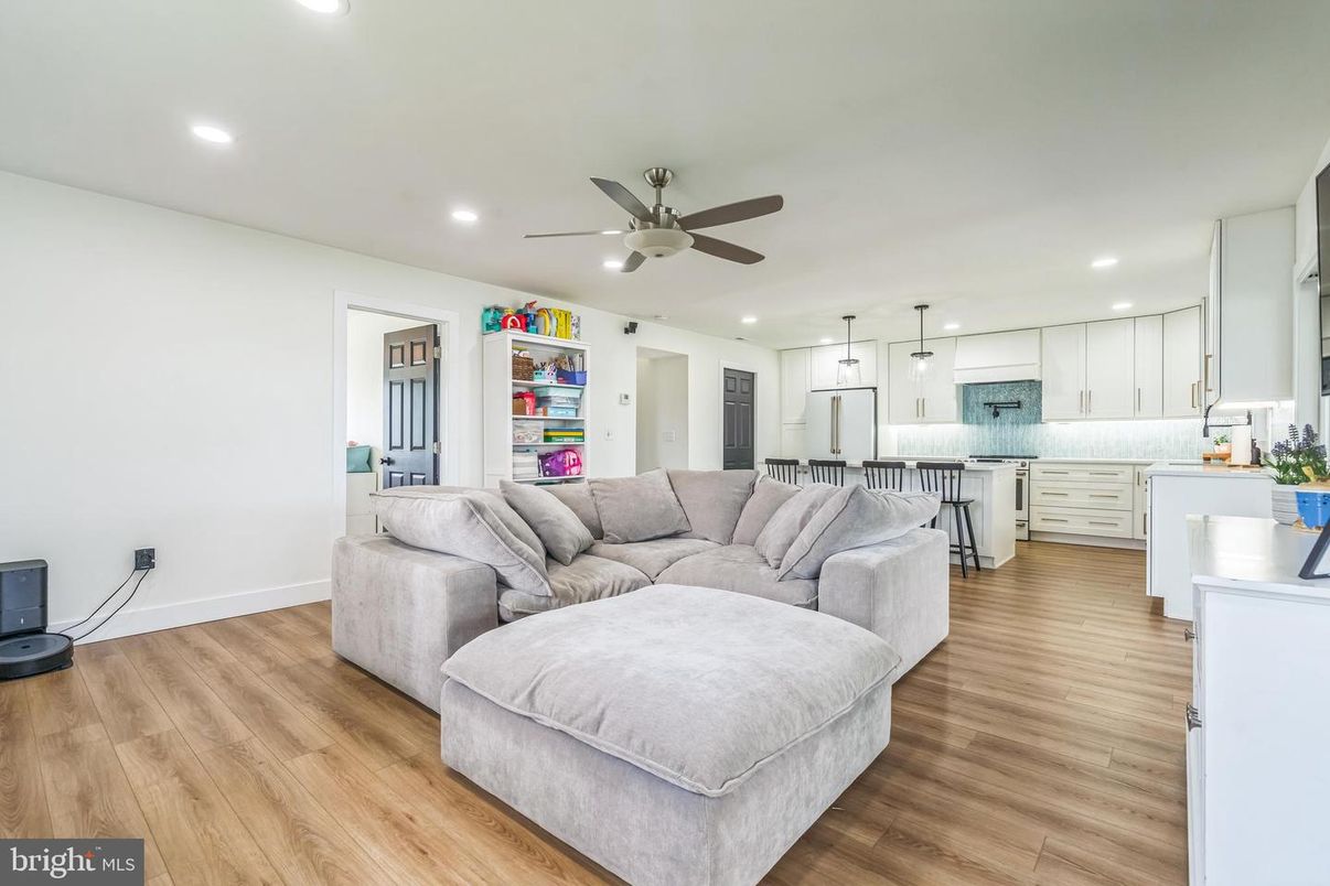 Interior, Kitchen, Living room, Pendant Lights, Recessed Lighting, Wood Texture Flooring