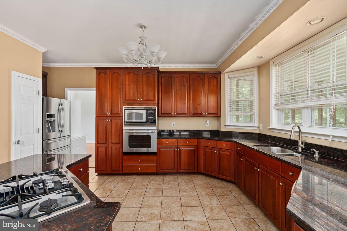 Chandelier, Interior, Kitchen, Recessed Lighting, Stainless Steel Appliances