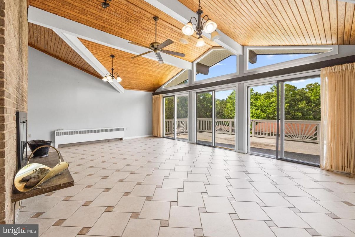 Empty room, Interior, Pendant Lights, Sun Room, Wooden Ceilings