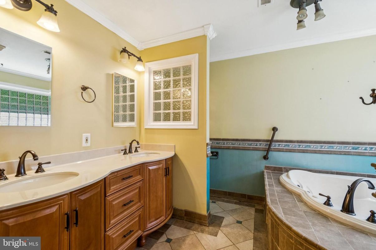 Bathroom, Dual Sink Vanities, Interior