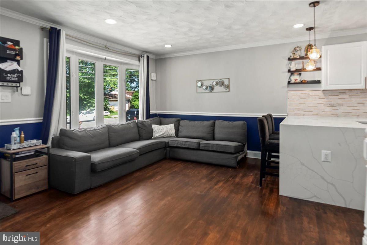 Interior, Living room, Pendant Lights, Recessed Lighting, Wood Texture Flooring