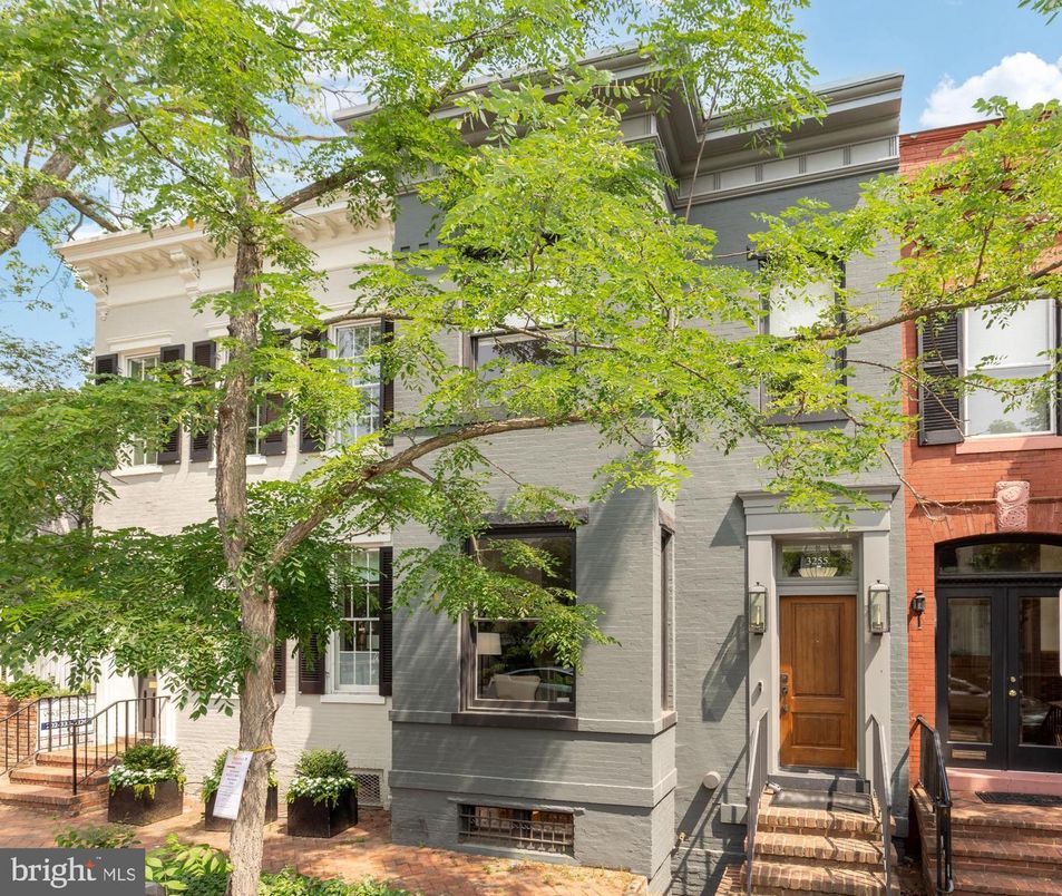 Exterior, Facade, Rowhouse