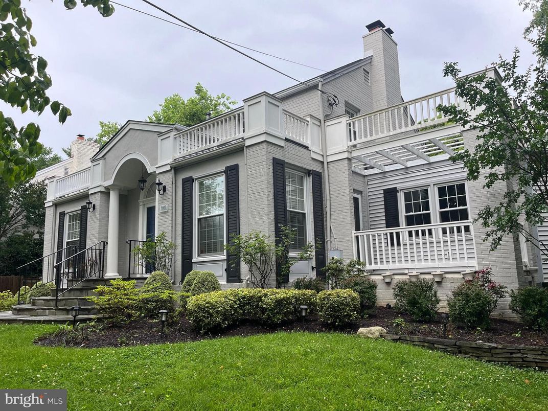 Exterior, Facade, Queen Anne Victorian