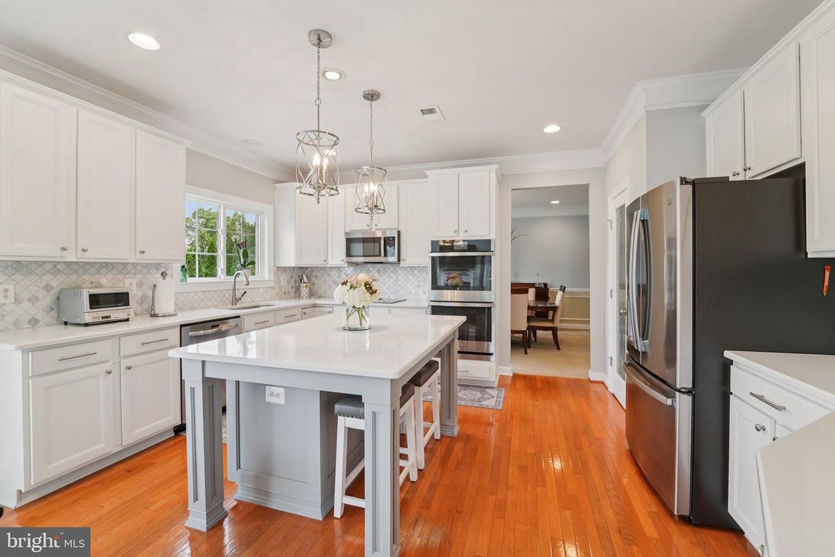 Dining room, Interior, Kitchen, Pendant Lights, Recessed Lighting, Stainless Steel Appliances, Wood Texture Flooring