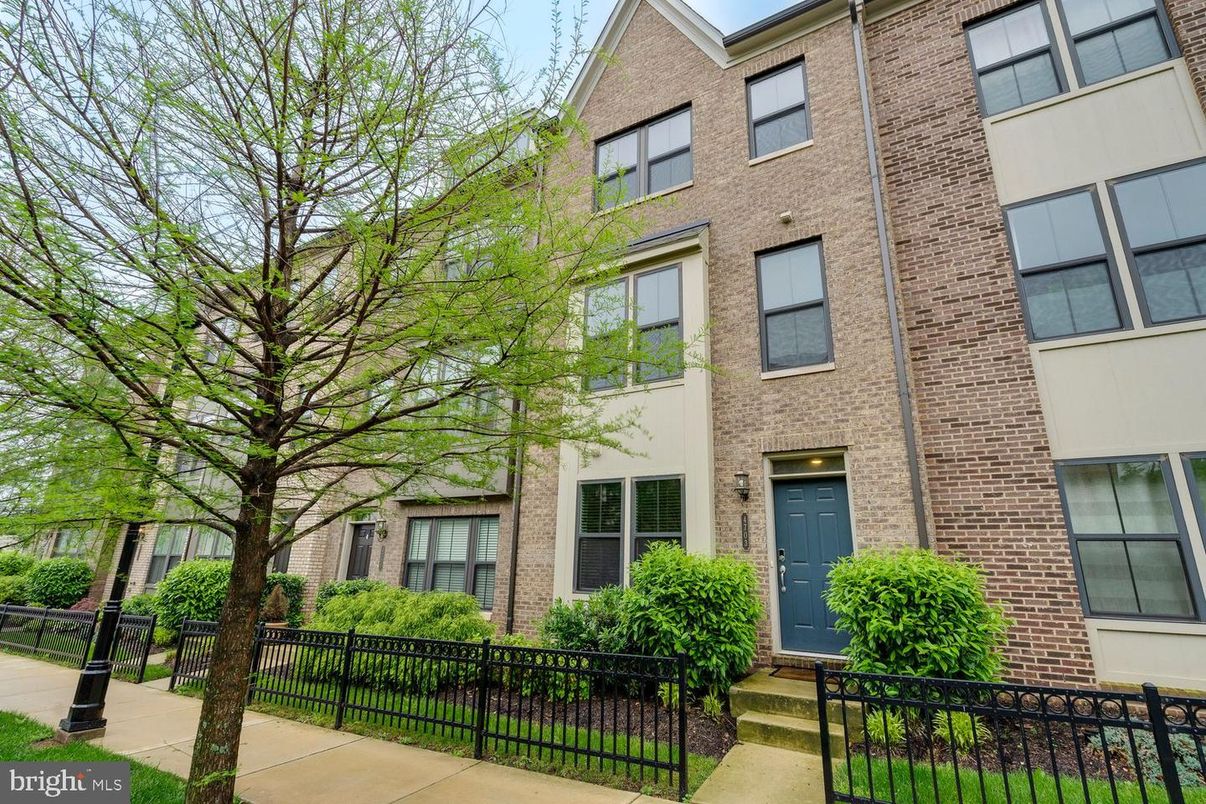 Exterior, Facade, Brick Facade, Rowhouse