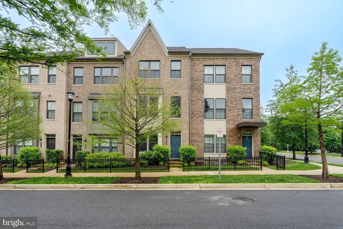 Exterior, Facade, Brick Facade, Rowhouse