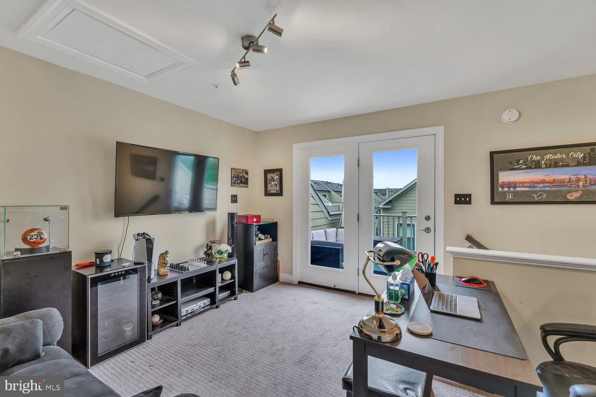Home Office, Interior
