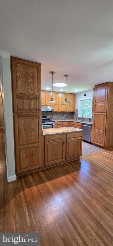 Interior, Kitchen, Pendant Lights, Wood Texture Flooring