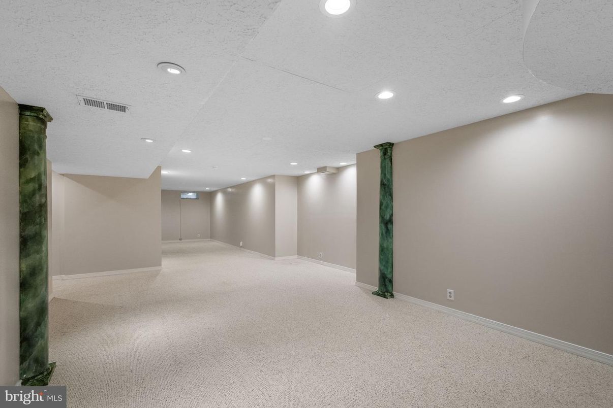 Empty room, Interior, Recessed Lighting