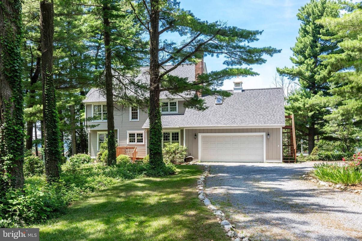 Attached, Exterior, Facade, Cape Cod