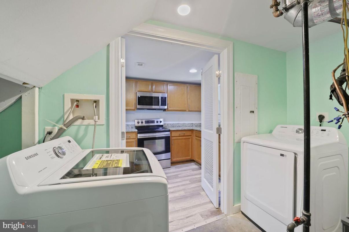 Interior, Recessed Lighting, Washer, Wood Texture Flooring