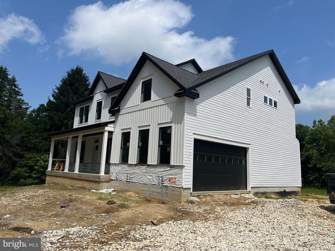 Attached, Exterior, Facade, Farmhouse