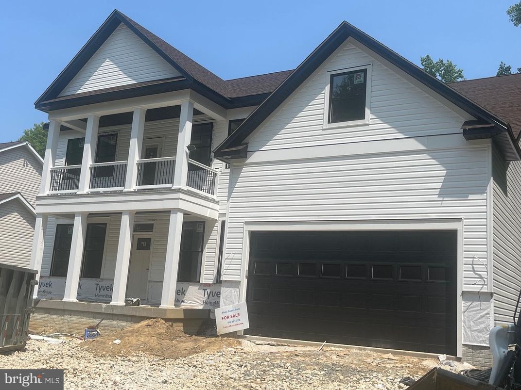 Attached, Exterior, Facade, Queen Anne Victorian