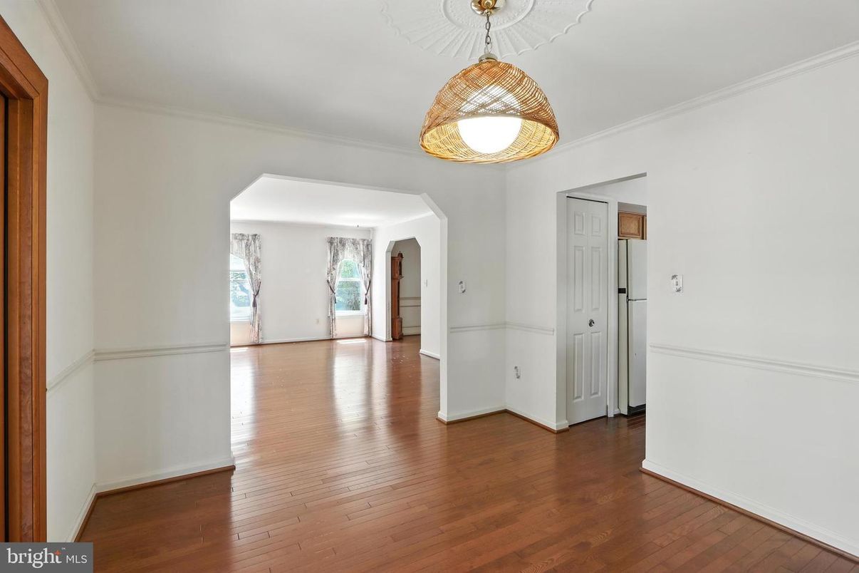 Empty room, Interior, Pendant Lights, Wood Texture Flooring