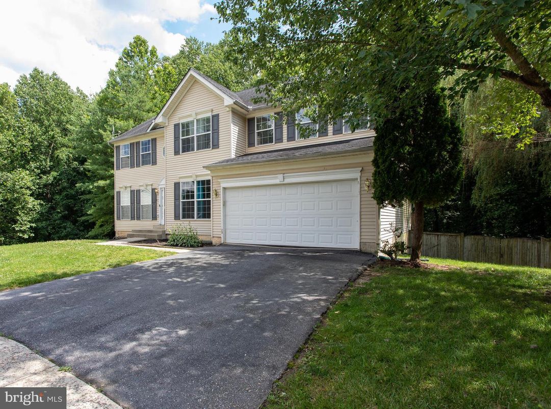 Attached, Exterior, Facade, Farmhouse