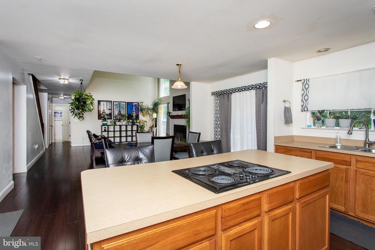 Dining room, Interior, Kitchen, Recessed Lighting, Wood Texture Flooring