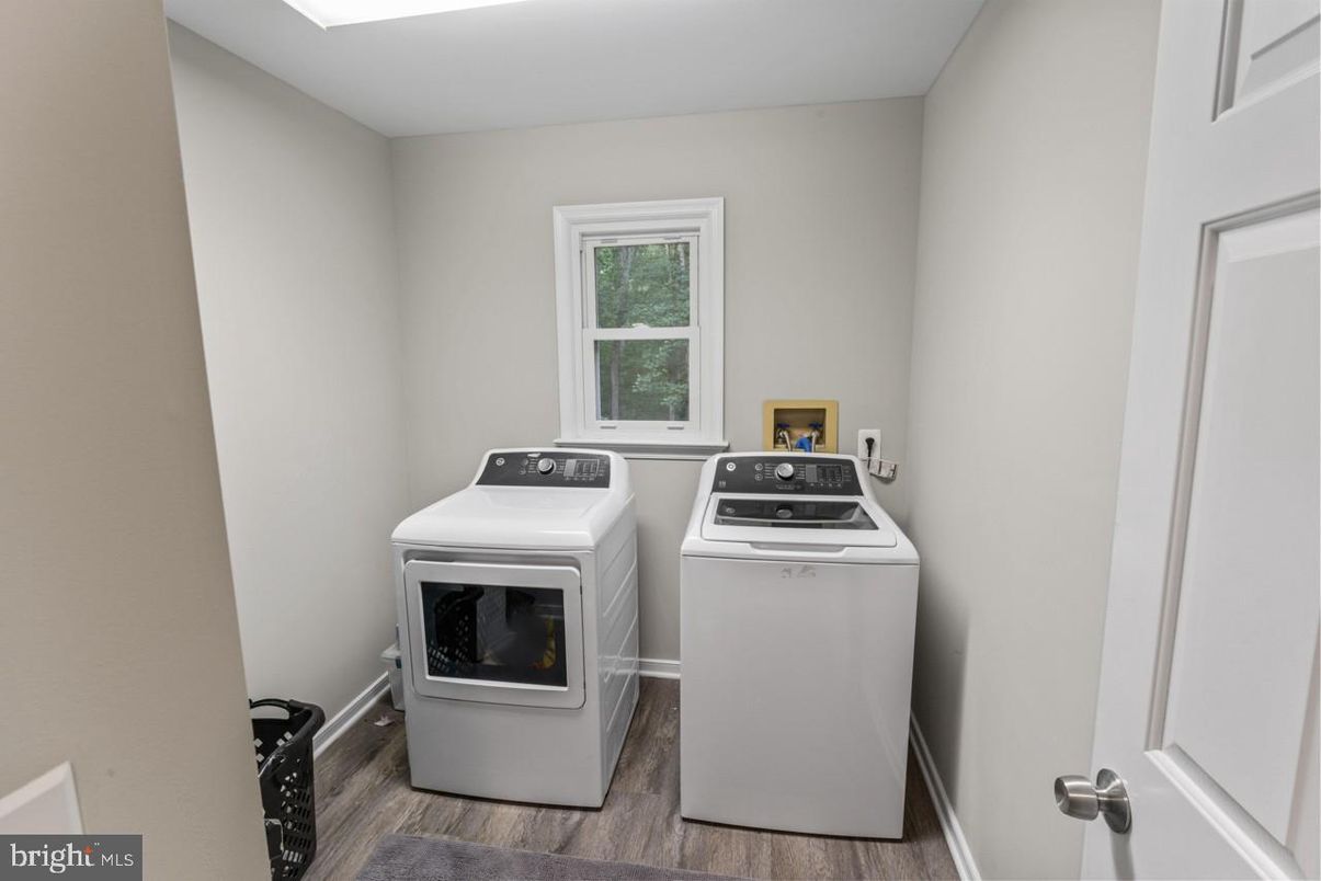 Interior, Washer, Wood Texture Flooring