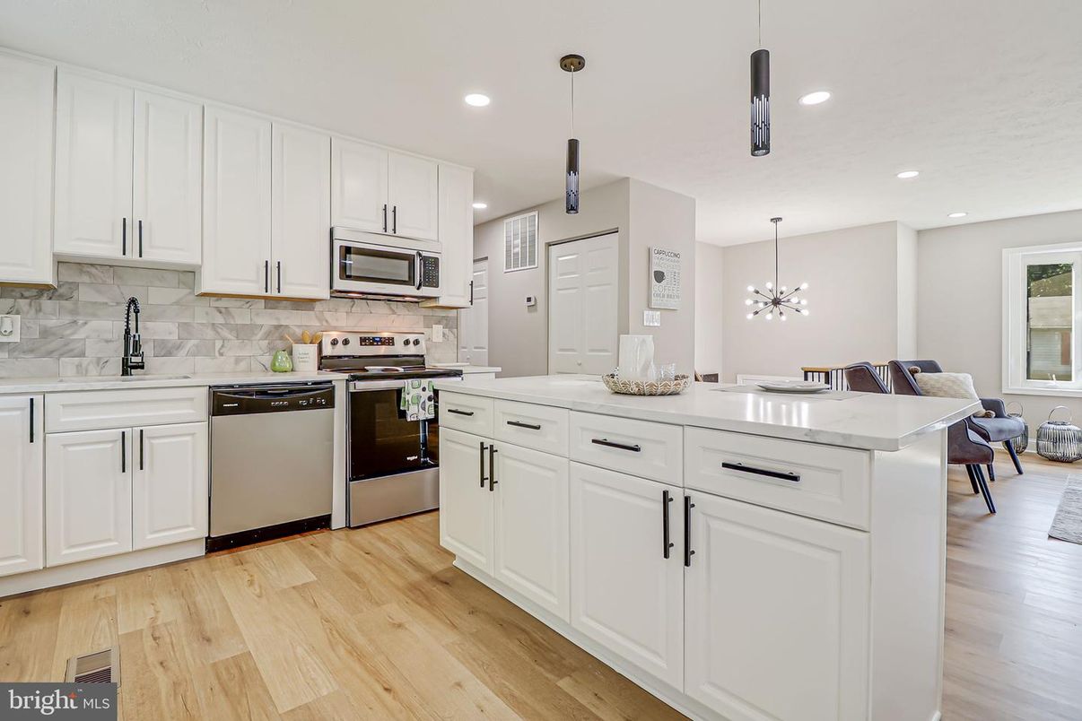 Dining room, Interior, Kitchen, Pendant Lights, Recessed Lighting, Stainless Steel Appliances, Wood Texture Flooring