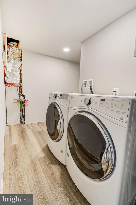 Interior, Recessed Lighting, Washer, Wood Texture Flooring