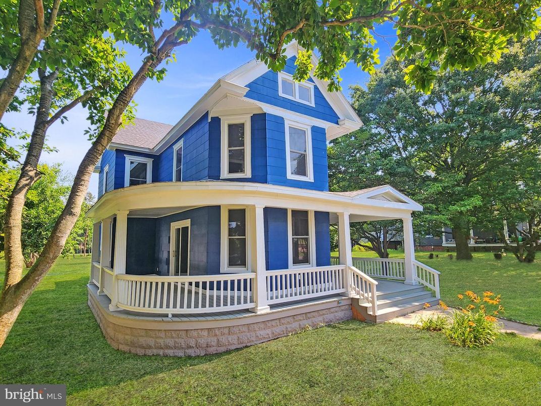 Backyard, Exterior, Facade, Queen Anne Victorian