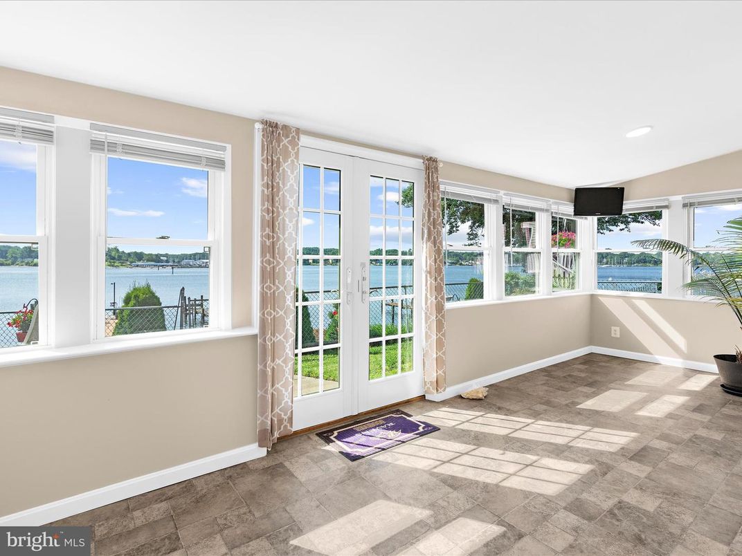 Empty room, Interior, Recessed Lighting, Water
