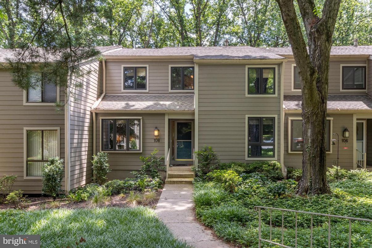 Exterior, Facade, Raised Ranch