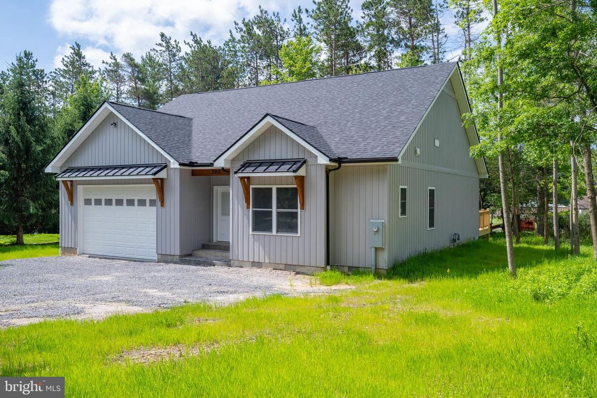 Attached, Exterior, Facade, Farmhouse