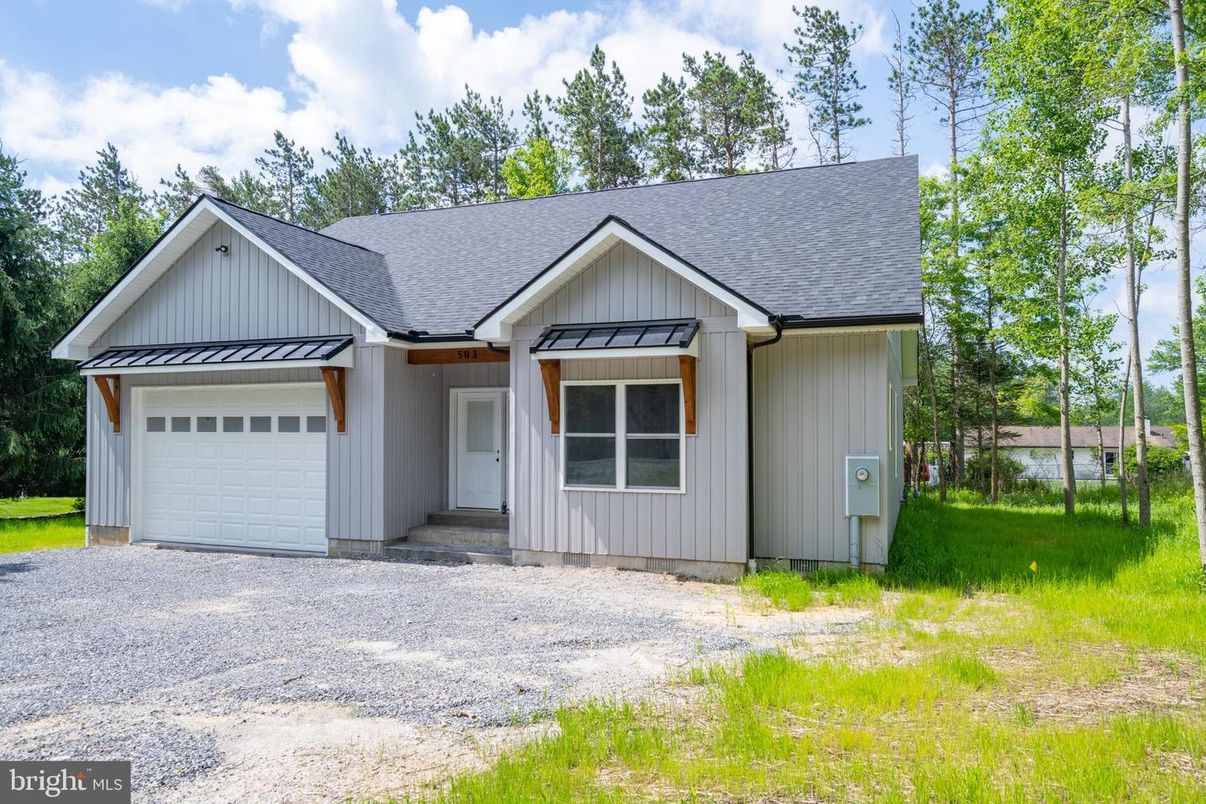 Attached, Exterior, Facade, Farmhouse