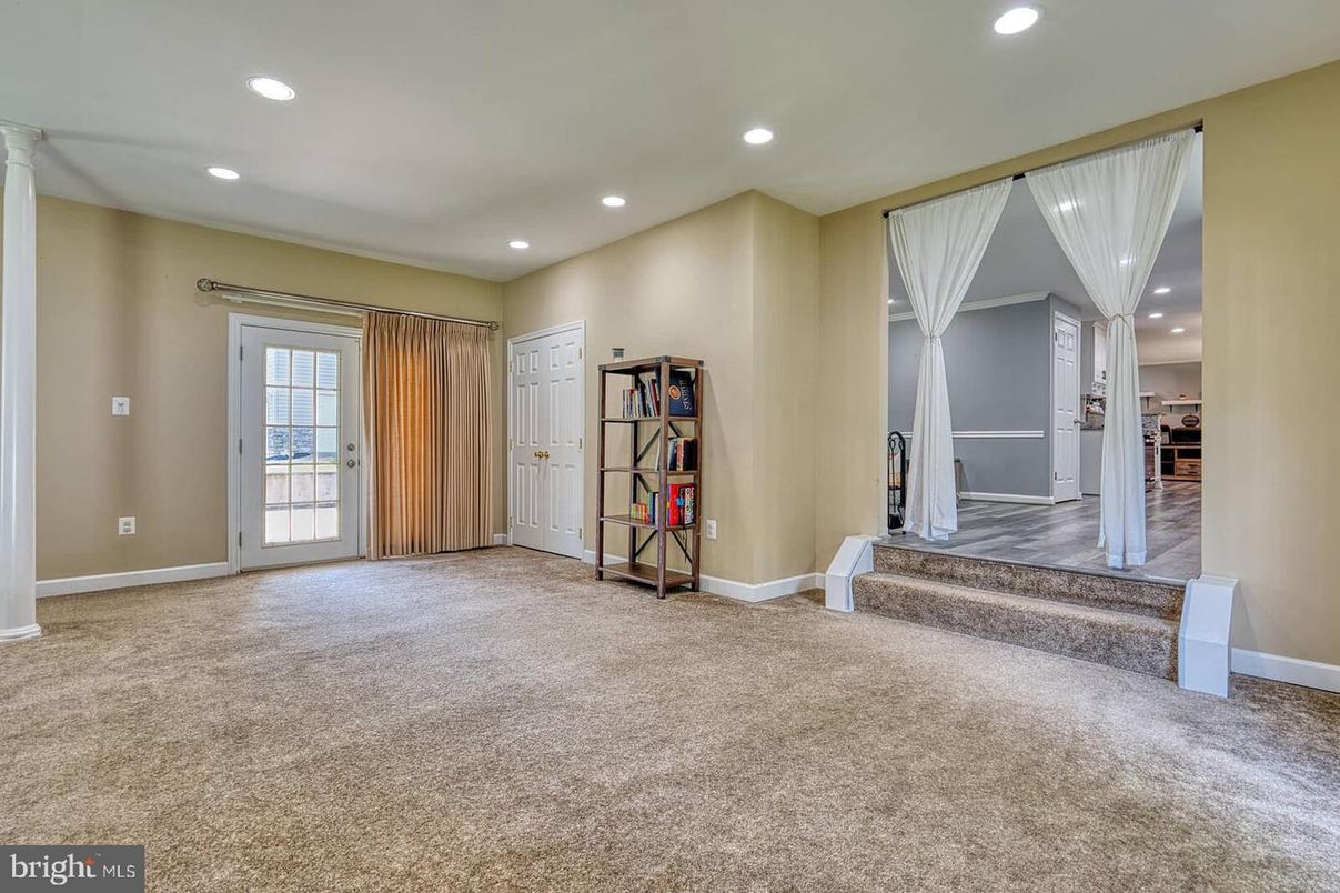 Empty room, Interior, Recessed Lighting