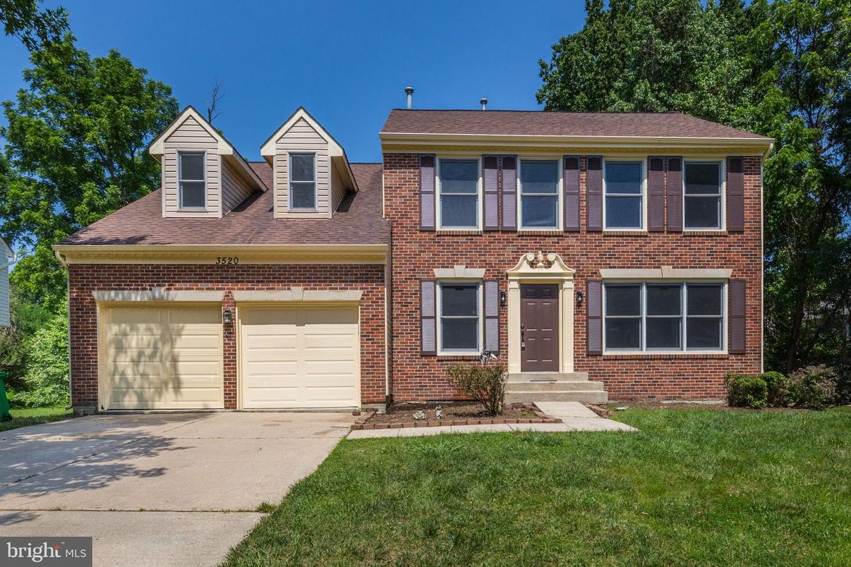 Attached, Exterior, Facade, Brick Facade, Georgian