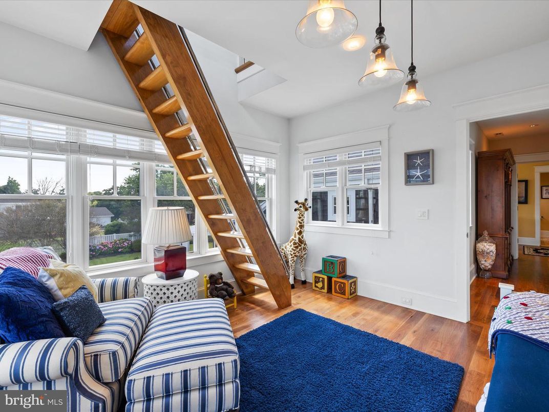 Interior, Pendant Lights, Wood Texture Flooring