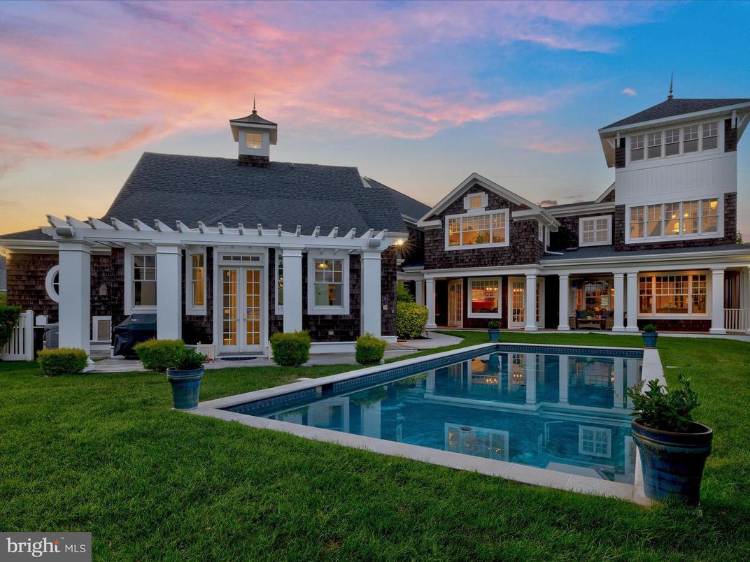 Exterior, Facade, Pool, Farmhouse