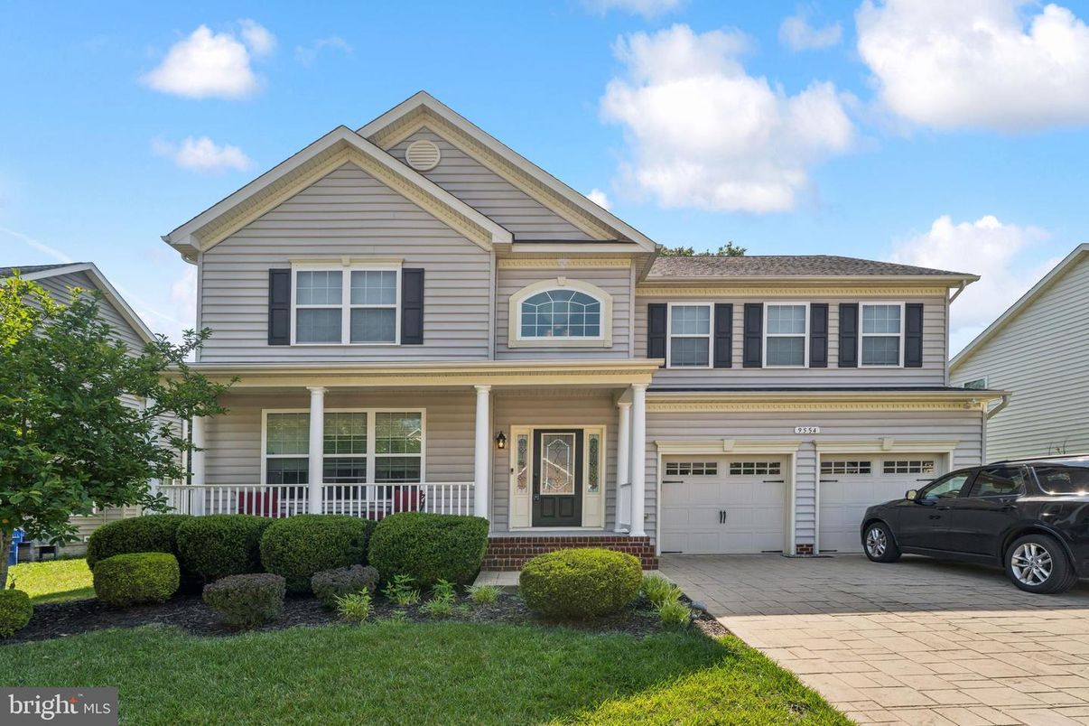 Attached, Exterior, Facade, Farmhouse