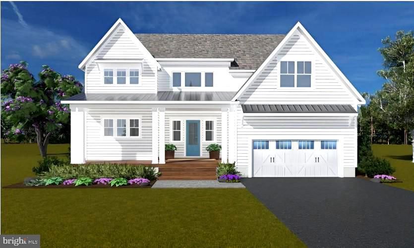 Attached, Exterior, Facade, Farmhouse