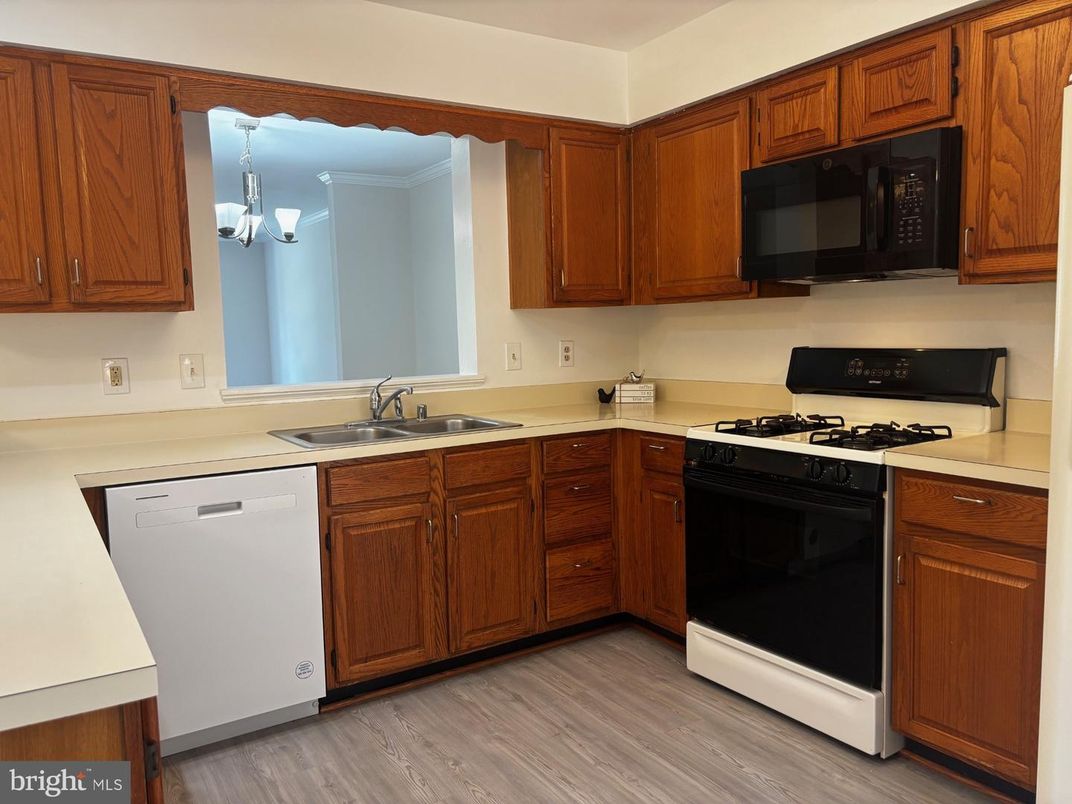 Chandelier, Interior, Kitchen, Wood Texture Flooring
