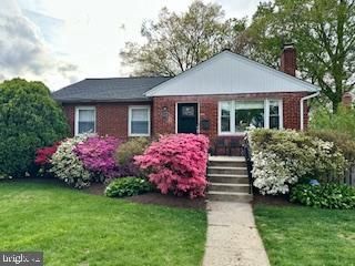 Exterior, Facade, Brick Facade, Ranch