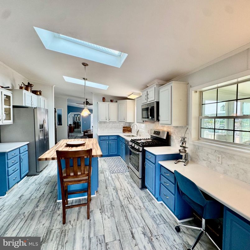 Dining room, Interior, Kitchen, Pendant Lights, Stainless Steel Appliances, Wood Texture Flooring