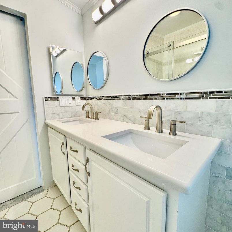Bathroom, Dual Sink Vanities, Interior