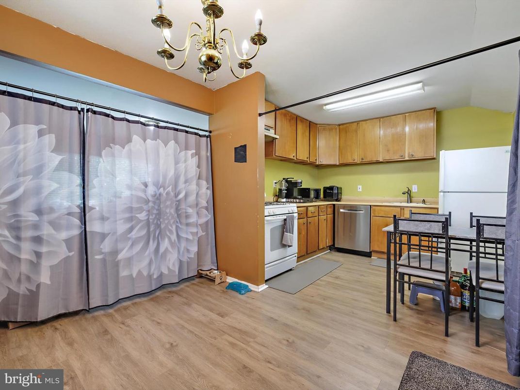 Chandelier, Dining room, Interior, Kitchen, Stainless Steel Appliances, Wood Texture Flooring