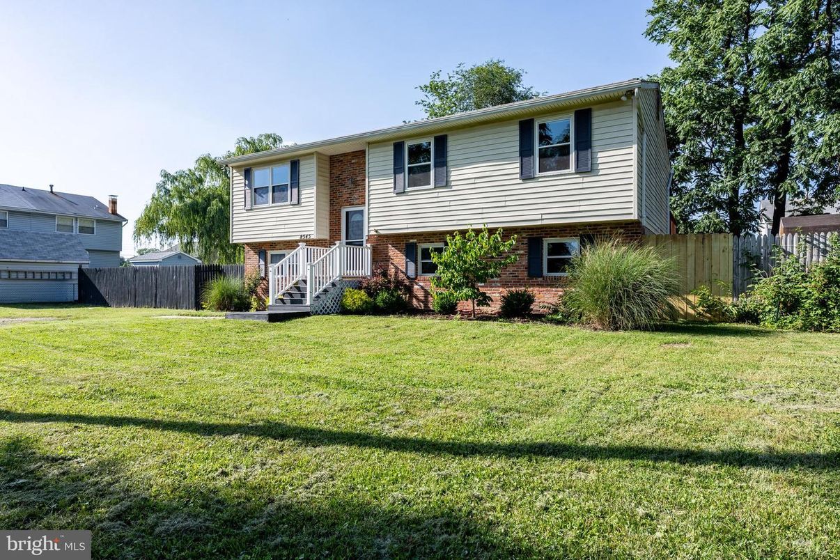 Attached, Exterior, Facade, Brick Facade, Raised Ranch