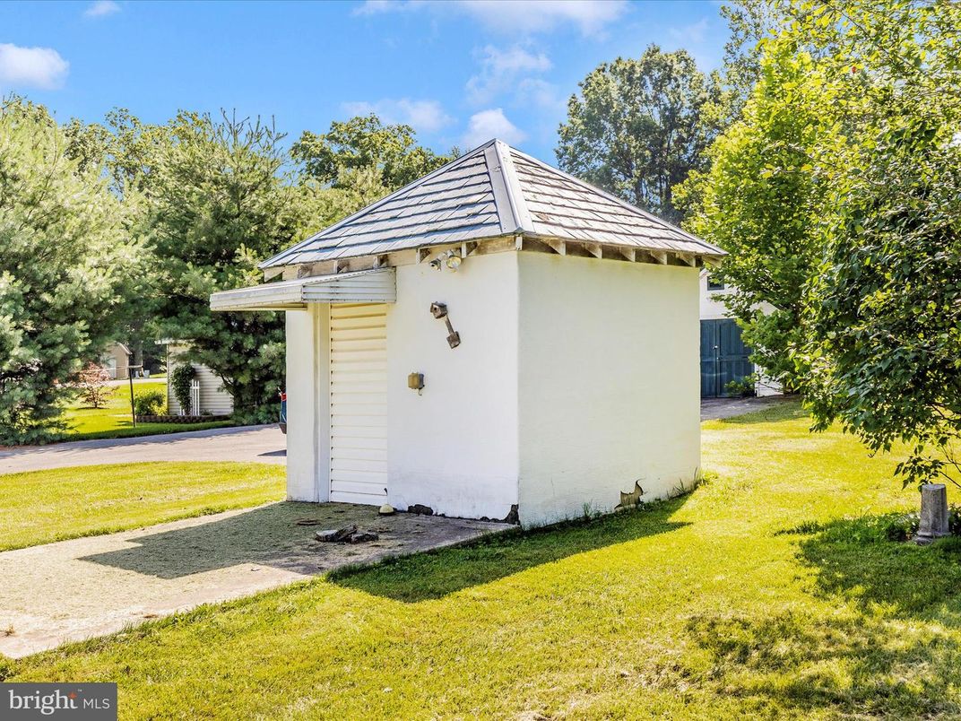 Backyard, Detached Garage, Exterior