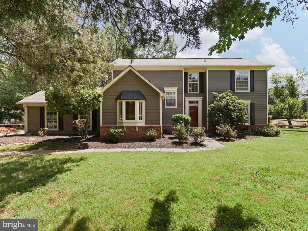 Exterior, Facade, Raised Ranch