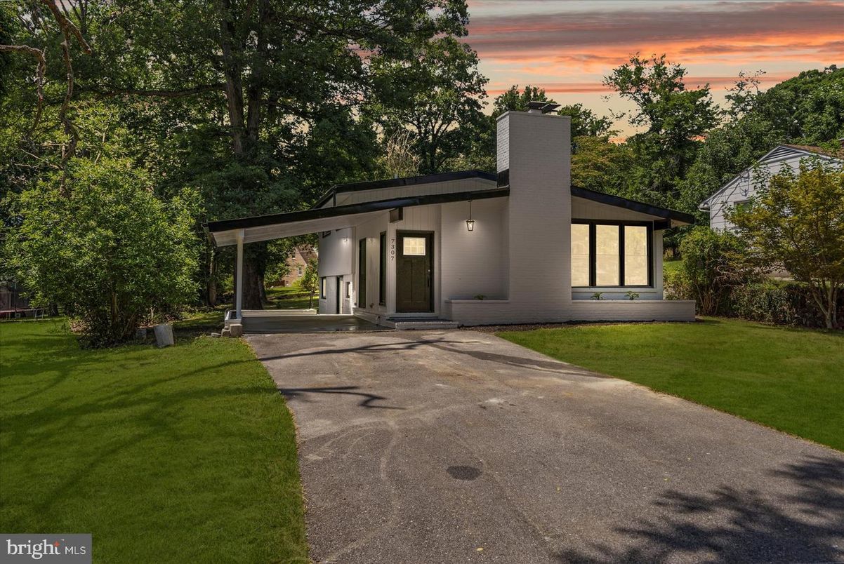 Backyard, Exterior, Facade, Modern