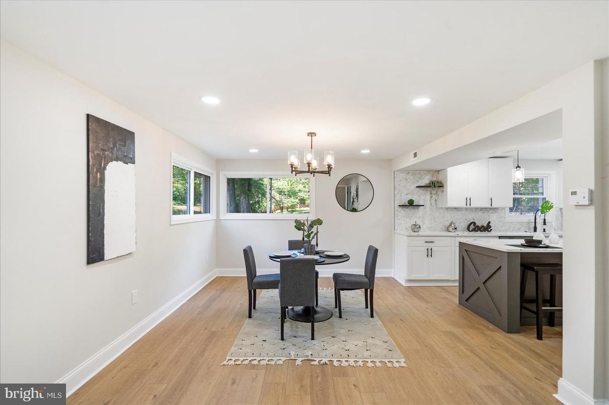 Chandelier, Dining room, Interior, Kitchen, Marble Walls, Pendant Lights, Recessed Lighting, Wood Texture Flooring