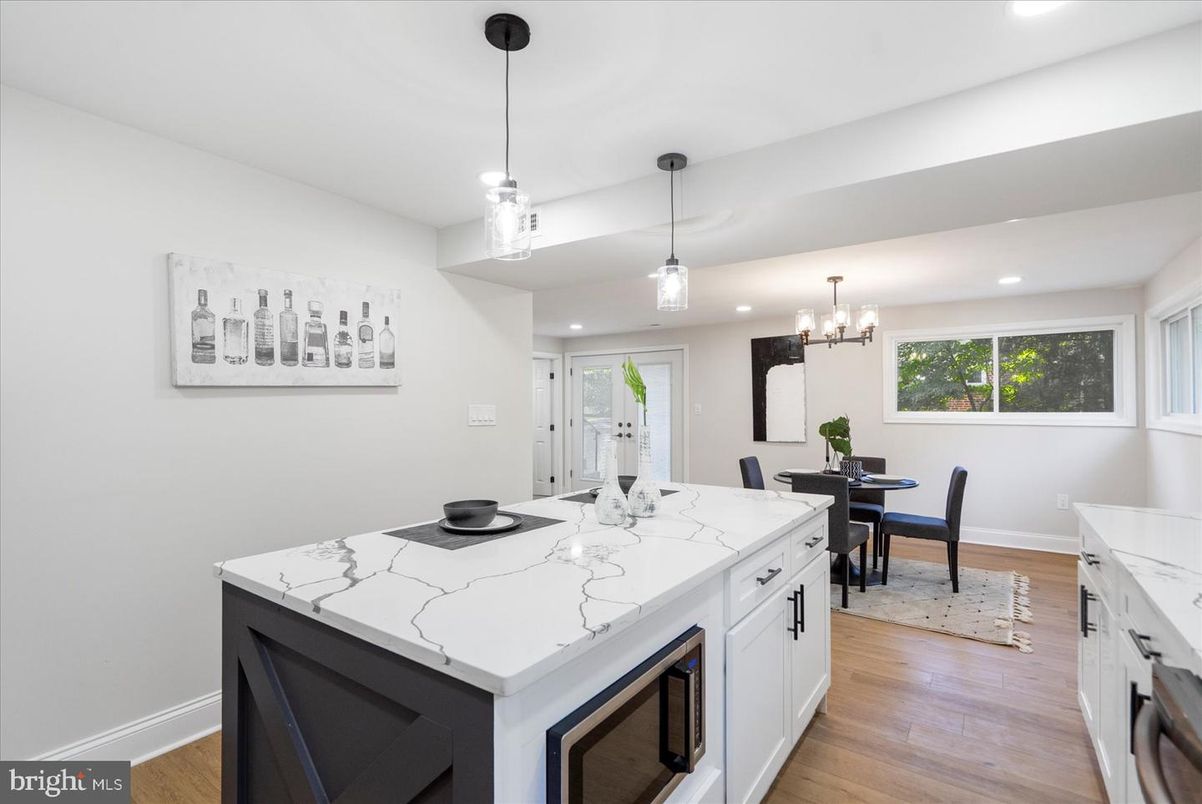 Chandelier, Dining room, Interior, Kitchen, Pendant Lights, Recessed Lighting, Wood Texture Flooring