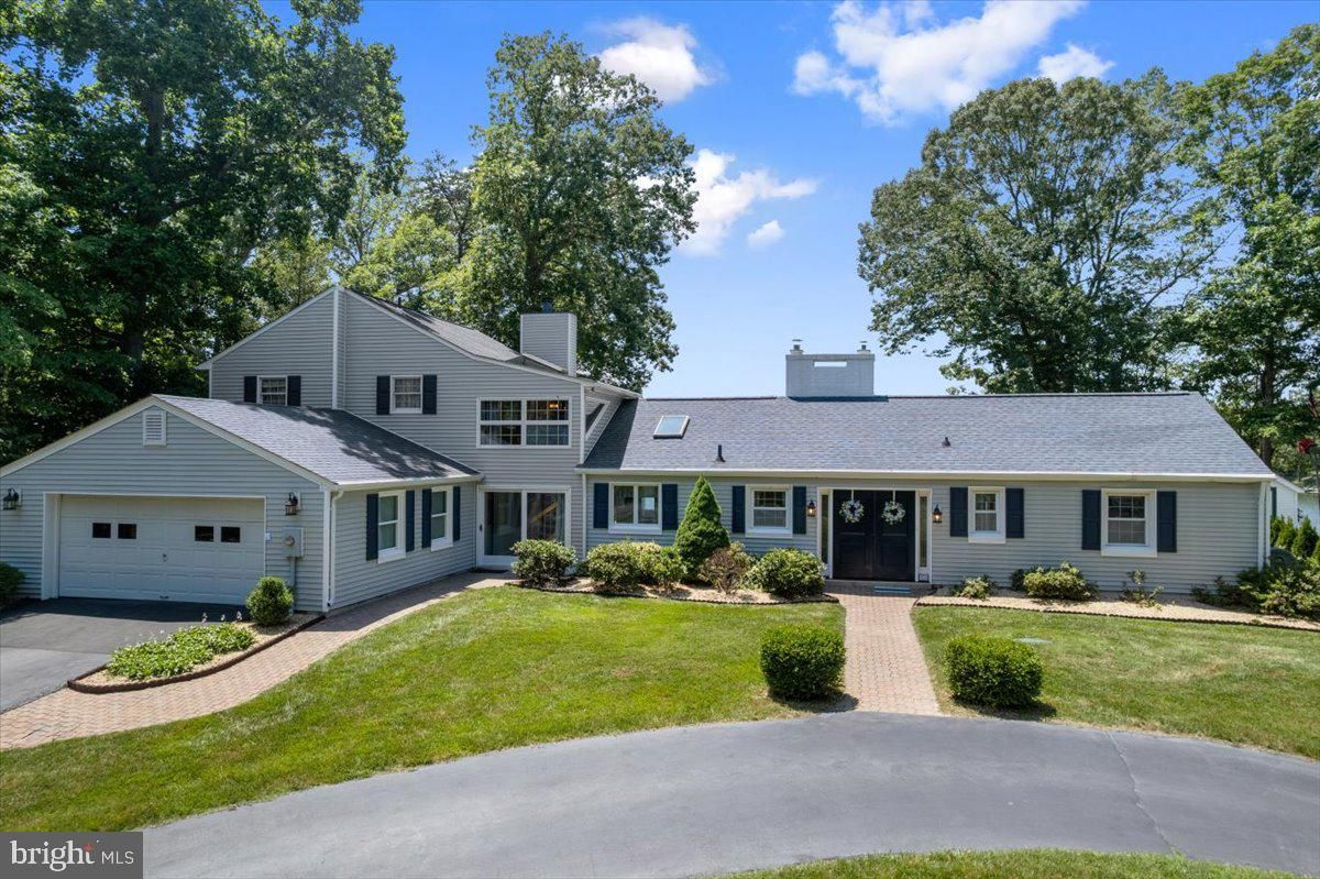 Attached, Exterior, Facade, Ranch