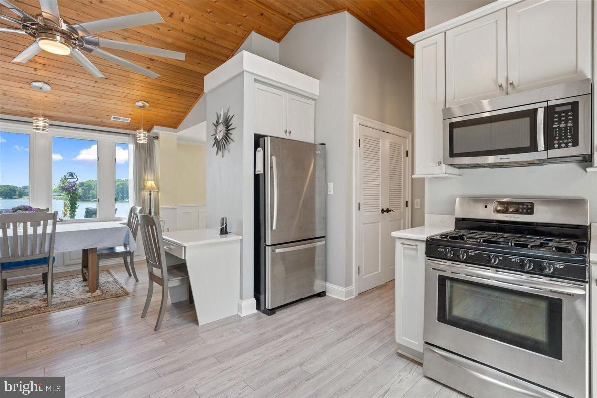 Dining room, Interior, Kitchen, Recessed Lighting, Stainless Steel Appliances, Wooden Ceilings, Wood Texture Flooring